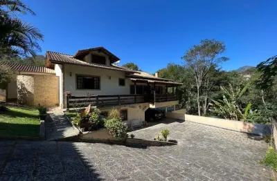 Casa duplex à venda em bairro nobre de teresópolis – 4 quartos | 2 suítes
