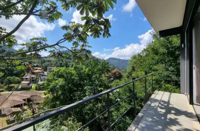 Casa de alto padrão em meio a natureza com vista para as montanhas e conforto
