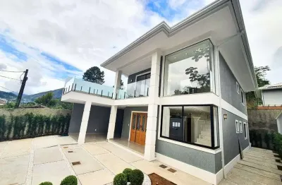 Casa de alto padrão no comary - 3 suítes amplas com vista verde