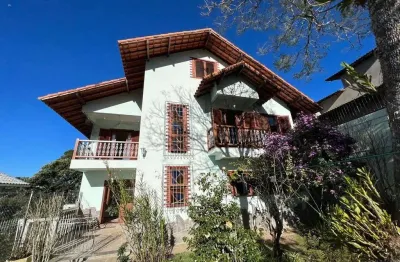 Casa em condomínio privativo – conforto, sol e natureza próximo ao centro.