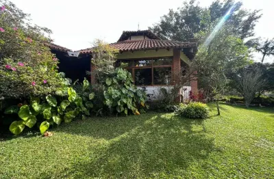 Casa com 4 quartos com acessibilidade , 320 m2, iucas , teresopolis - rj