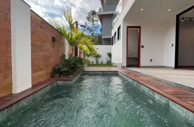 Casa de alto padrão em condomínio com lazer completo, natureza e segurança total