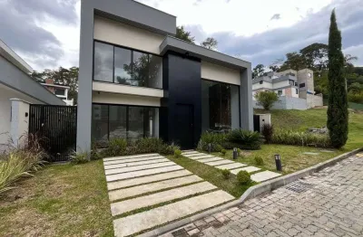 Casa de alto padrão com 3 suítes em condomínio com lazer completo