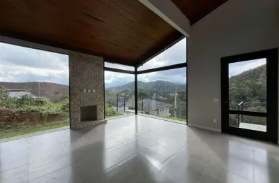 Casa projetada para apreciar o por do sol nas montanhas de teresópolis