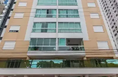 Apartamento 100% reformado e decorado frente mar com vista lateral .