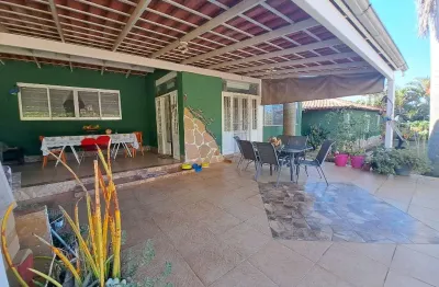 Casa térrea em terreno de 1.250m², com ampla área verde, árvores frutíferas, em condomínio alto padrão, excelente localização,