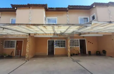 Sobrado com 2 dormitórios sendo duas suites, sala, cozinha com armarios, churrasqueira e 2 vagas de garagem.