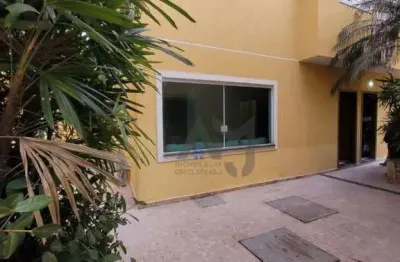 Sobrado com 2 dormitórios, sala, cozinha, 1 lavabo, banheiro, 1 vaga coberta