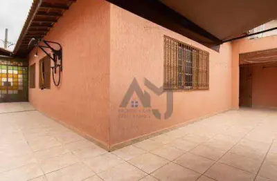 Casa com 3 dormitórios sendo 1 suite, 2 banheiros com box, armarios na cozinha, garagem para 4 carros. quital bem amplo.