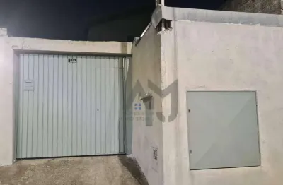 Casa com 2 dormitório, 2 banheiros, sala, cozinha, quintal e lavanderia, garagem (compartilhada)  para 1 carro