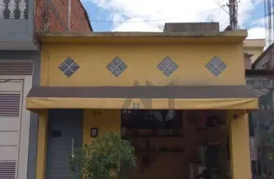 Casa com 2 dormitórios sala, cozinha, churrasqueira,  2 vagas de garagem, pagamento á vista.