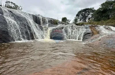 Fazenda à venda – 65 hectares com cachoeira, piscina natural e potencial agrícola e turístico