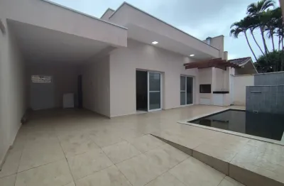 Locação definitiva – casa mobiliada com piscina a 200m da praia!