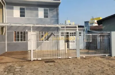 Sobrado no portão! 03 quartos, sacada, 04 vagas de garagem