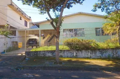 Ótima casa com terreno amplo, 03 qtos, 1 suíte, bem localizado