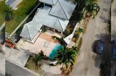 Casa em piratininga,4 suítes,academia,piscina,churrasqueira e toda mobiliada.