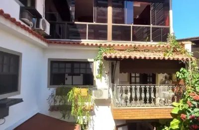 2 casas de 3 quartos com suíte com respectivas metragem 137 e 88 e área gourmet com churrasqueira.