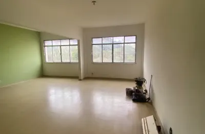 Apartamento localizado na gavião peixoto:sala amplo,3 quartos,cozinha,área de servico e banheiro de empregada