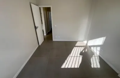 Reformado:Apartamento de 2 quartos sendo 1 suite e 1 vaga fixa