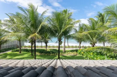 Bangalô em muro alto, pé na areia, 4 suítes, no condomínio eco life.