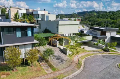 Casa em condomínio fechado, com muita segurança e lazer, mobiliada, com 4 suítes, 6 vagas de garagens e piscina.