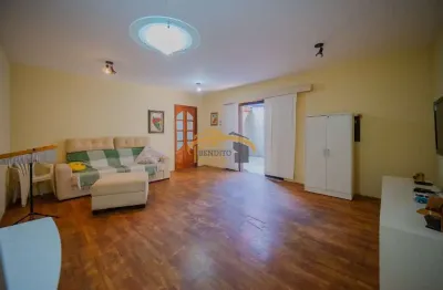 Casa térrea i.a.p.i. osasco, com 3 vagas de garagem e edícula.