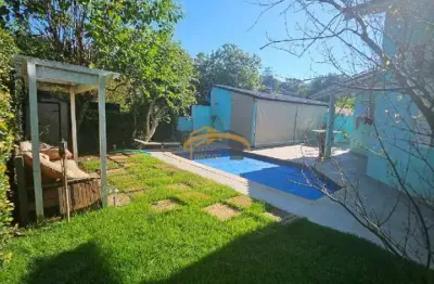 Casa térrea em condomínio fechado, nova higienópolis, com 3 suítes, 4 vagas de garagem, quintal com churrasqueira e piscina.