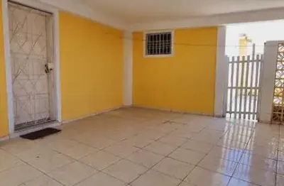 Sobrado para venda, com 3 dormitórios, sendo 1 suíte, quintal, 3 vagas de garagem, próximo ao carrefour da raposo.