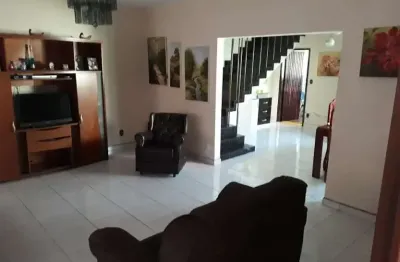 Sobrado para venda, 3 dormitórios, sendo 1 suíte, 4 vagas de garagem, quintal.