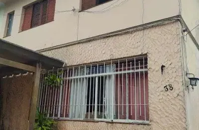 Sobrado com 3 dormitórios, sendo 1 suíte, quintal e garagem para 3 carros.