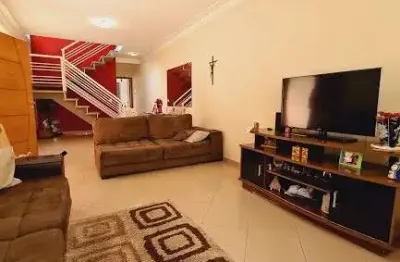 Sobrado a venda vila campesina, osasco, com 3 suítes, 8 vagas de garagem, quintal com churrasqueira, próximo a matriz do bradesco.