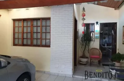 Casa térrea, em condomínio fechado, 3 dormitórios, 2 suítes, 2 vagas de garagem.