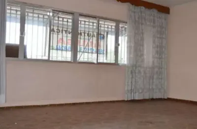 Casa assobradada com 3 suítes, com excelente localização.