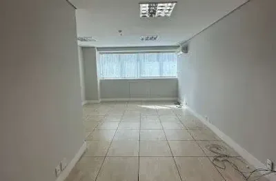Sala comercial para locação condomínio bonnaire, morumbi. ar condicionado, 2 banheiros, 1 vaga. pronta para sua empresa!