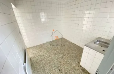 Casa assobrada localizada na parada inglesa com 01 quarto, sala, cozinha e área de serviço
