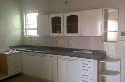 Casa térrea,  300 metros do metrô, 3 quartos, 2 vagas de garagem
