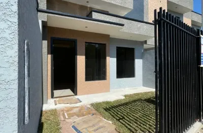 Excelente casa com pé direito alto e ótimo padrão de acabamento localizada no tatuquara.