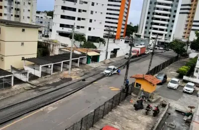 Apartamento reformado, porcelanato, 2/4 + dependencia. ótima localização.