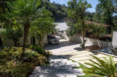 Casa 3 quartos com uma suite cercada de muito verde linear com riacho cortando o lote