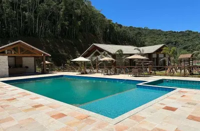 Desfrute de serenidade e beleza da natureza, lote exclusivo de 722m²