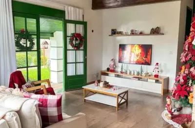 Belíssima casa solta  em gramado a venda com 5 quartos e 2 suites