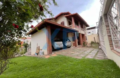 Espetacular casa à venda no centro de divinópolis-mg: 4 quartos, 1 suíte, 3 salas e 2 vagas de garagem!