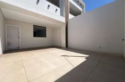 Casa a venda de 2 pavimentos no bairro itaí, divinópolis/mg