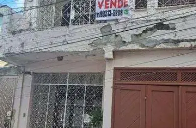 Casa térrea com 2/4, quintal e garagem no bairro da Cidade Nova - rua tranquila e familiar