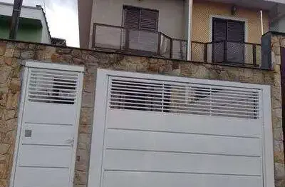 Sobrado com 3 dormitórios, suíte e excelente estrutura