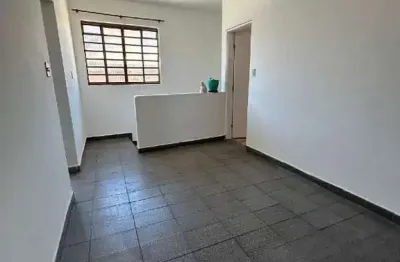 Casa térrea assobradada com 01 dormitório e 01 vaga