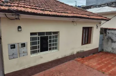 Casa com 3 dormitórios e quintal – ótima localização