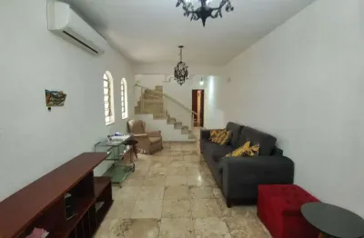 Sobrado Amplo com 2 Dormitórios, Suíte, Churrasqueira e 2 Vagas de Garagem