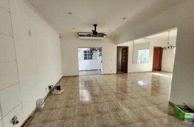 Casa com 3 quartos para alugar na Vila Bandeirantes, Araçatuba  por R$ 3.000