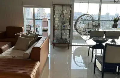 Lindíssimo apartamento de 234m2 em excelente localização.